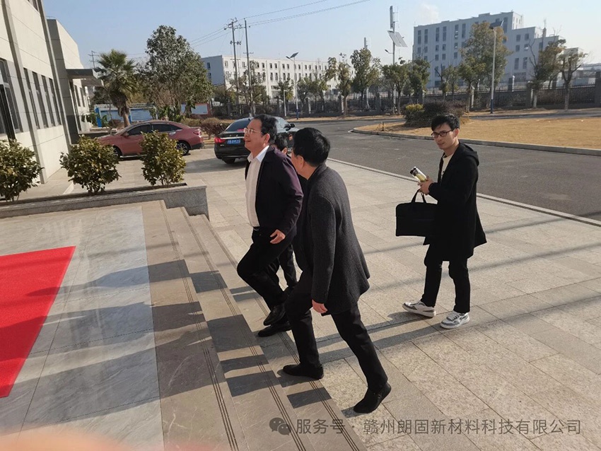 2025年1月21日，市领导莅临赣州朗固新材料科技有限公司慰问省劳动先进模范一鄢菱同志